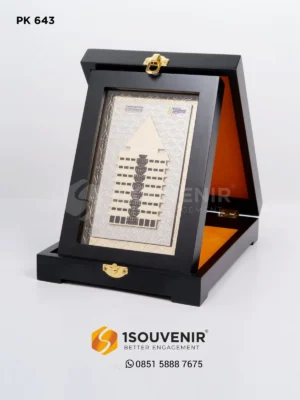 Plakat Kayu Gedung Rektorat Kenang-kenangan...