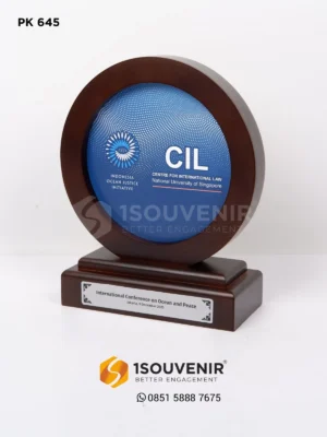 Plakat Kayu Bulat Apresiasi dalam International...