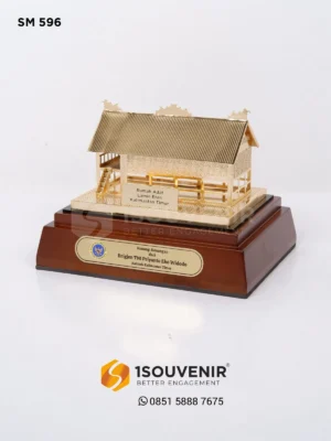 Miniatur Rumah Adat Lamin Etan Kenang-kenangan dari Kabinda Kalimantan Timur