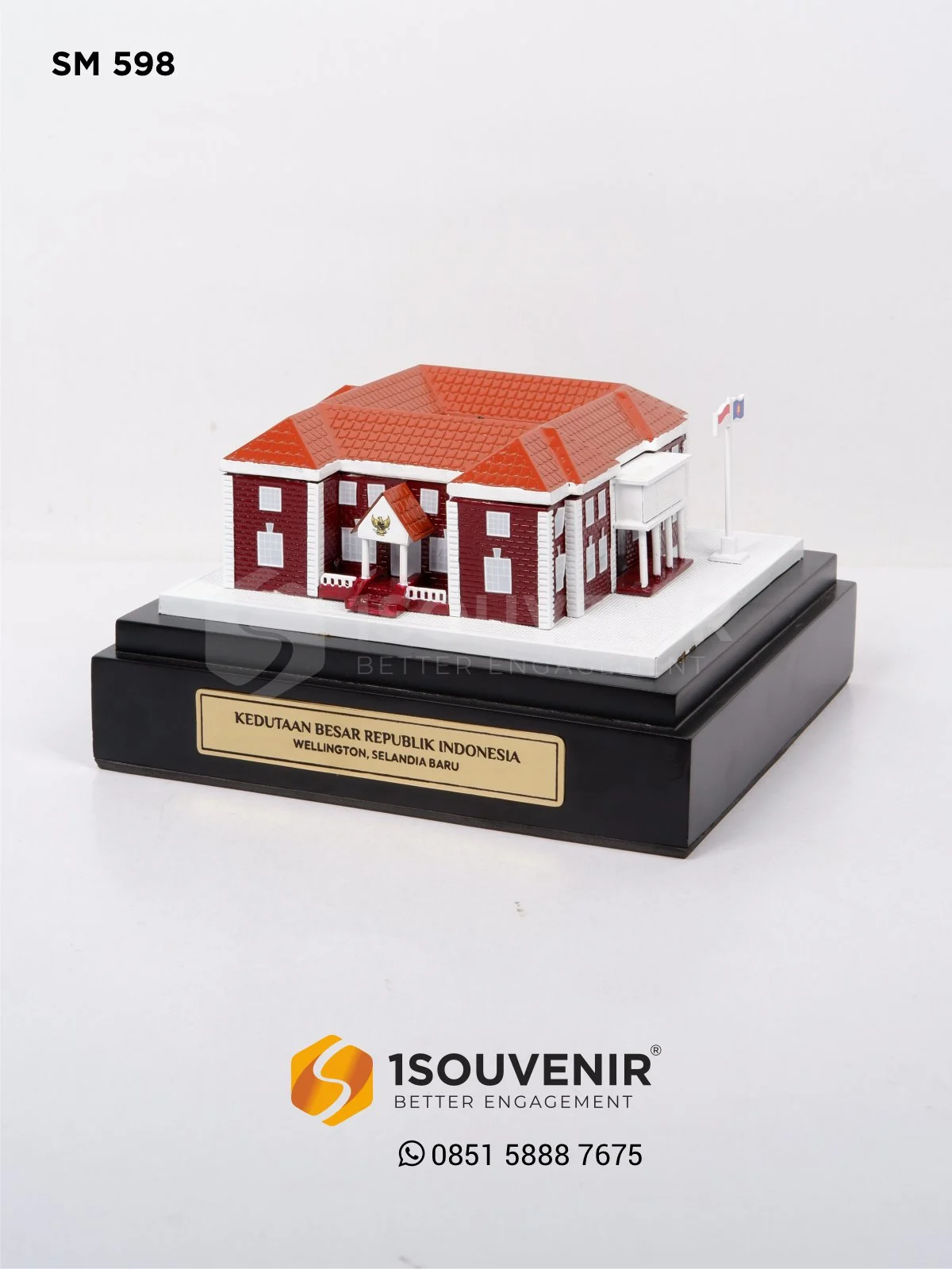 Miniatur Gedung Perkantoran Kenang-kenangan dari Kedutaan Besar RI Wellington, Selandia Baru 1 SM598 Miniatur Kedubes RI Wellington