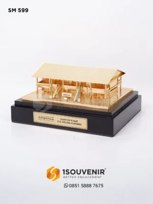 Miniatur Gedung Kantor Pusat Kenang-kenangan dari CU Keling Kumang