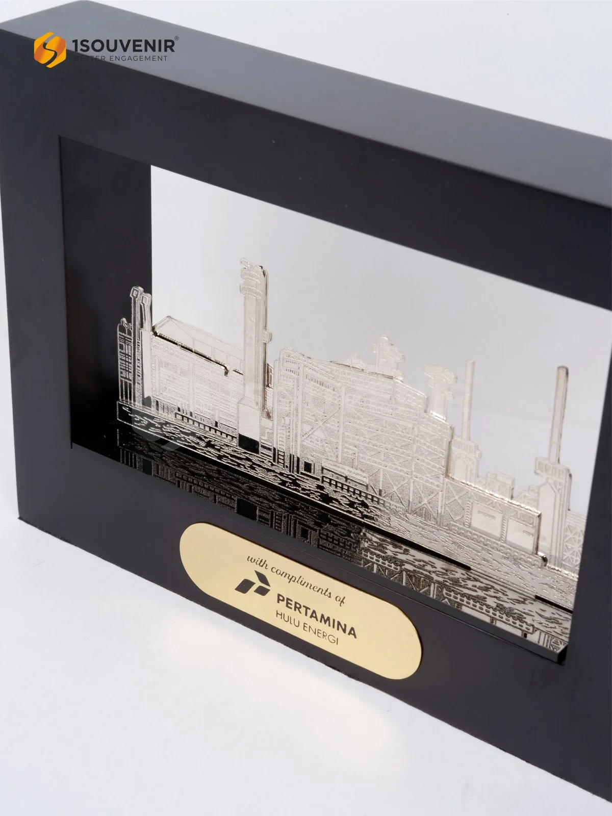 Plakat Frame Kilang Minyak Kenang-kenangan dari Pertamina Hulu Energi 2 DETAIL-PF304 Plakat Frame Kilang Minyak PHE