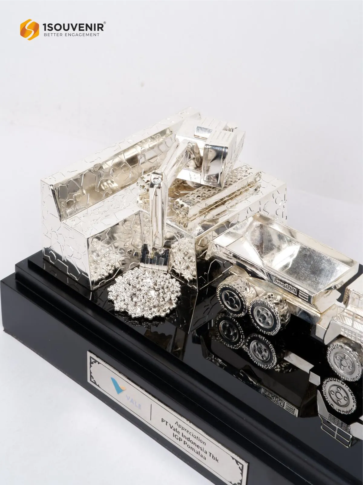 Miniatur Excavator dan Truck Kenang-kenangan dari PT Vale Indonesia 2 DETAIL-SM609 Miniatur PT Vale Indonesia