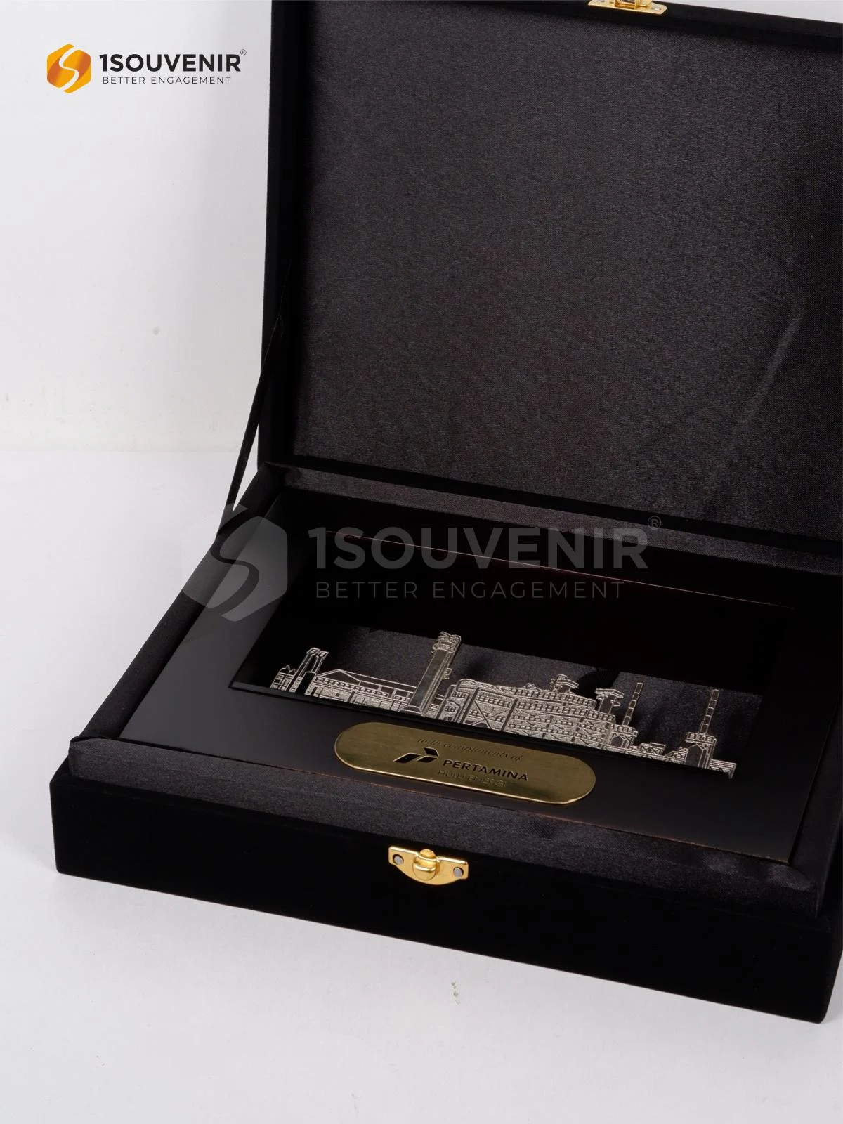 Plakat Frame Kilang Minyak Kenang-kenangan dari Pertamina Hulu Energi 3 DETAIL2-PF304 Plakat Frame Kilang Minyak PHE