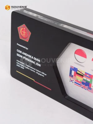 Plakat Kayu Akrilik Kenang-kenangan International Liaison Officer