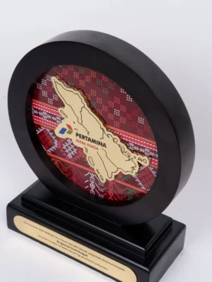Plakat Kayu Bulat Pertamina Patra Niaga sebagai Ucapan Terima Kasih untuk Regional Sumbagut