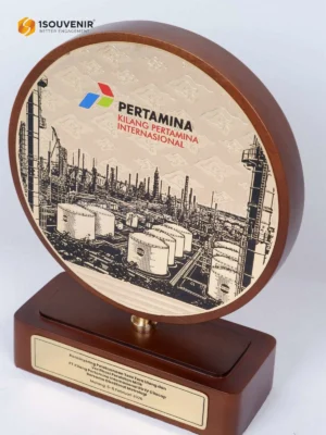 Plakat Kayu Bulat Konsinyering Pelaksanaan Tera Tera Ulang dan Verifikasi Peralatan Milik Kilang Pertamina RU IV Cilacap