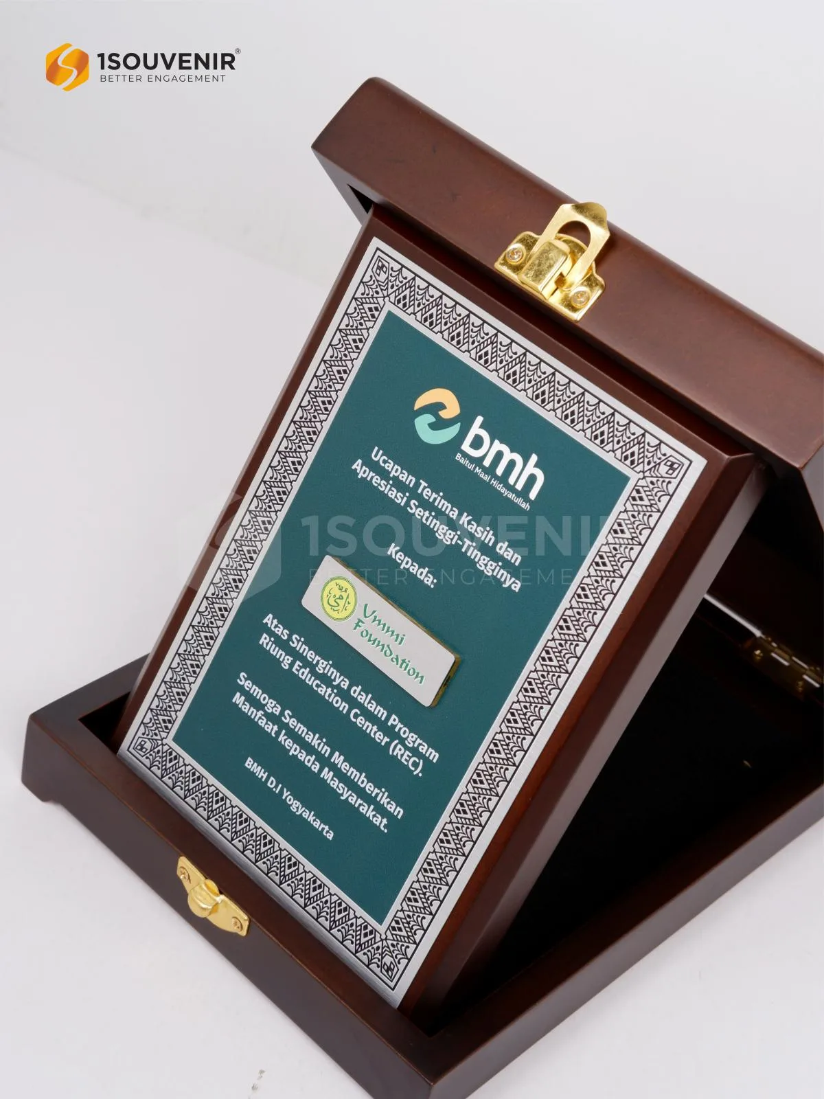 Plakat Kayu Penghargaan dari BMH DIY untuk Ummi Foundation dalam Riung Education Center 2 DETAIL-PK655 Plakat Kayu BMH DIY