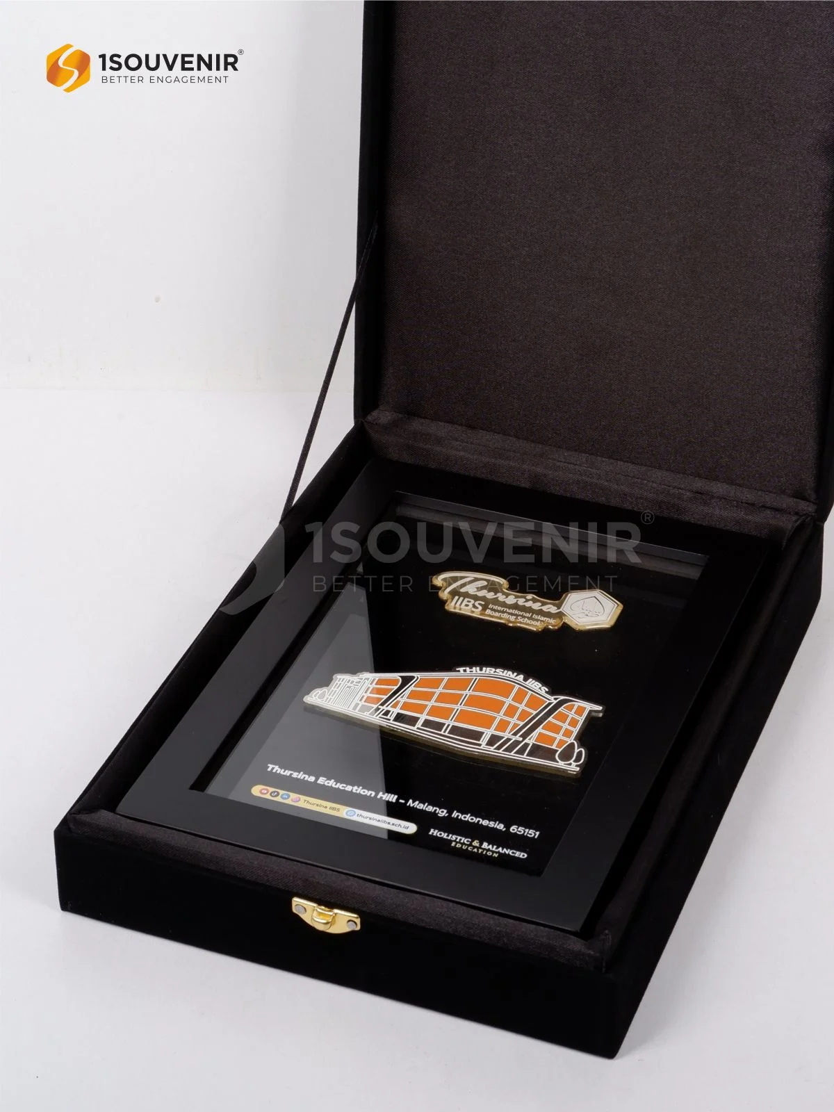 Plakat Frame Cendera Mata dari Thursina Education Hill 3 DETAIL2-PF309 Plakat Frame Thursina Education Hill