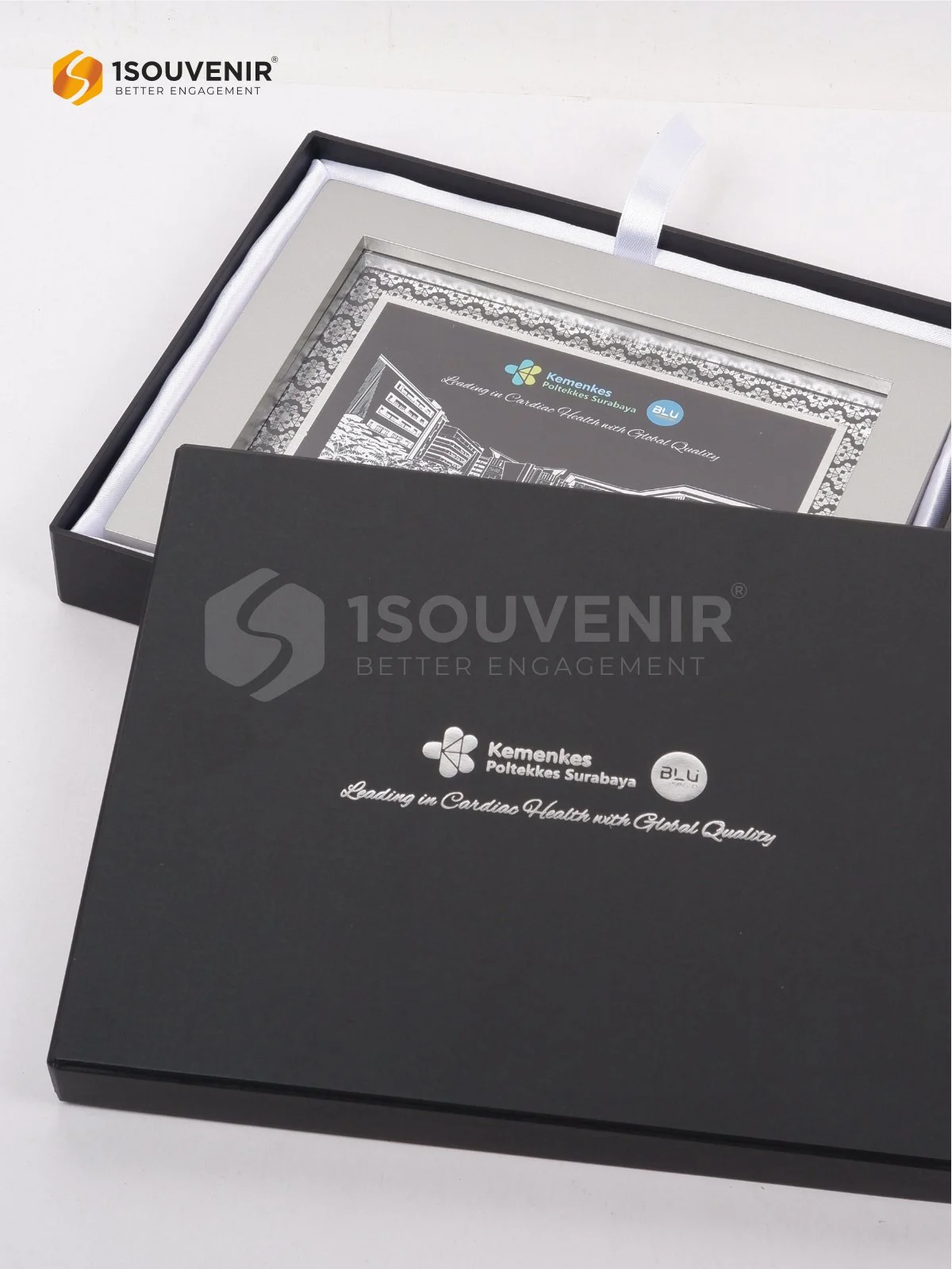 Plakat Frame Cendera Mata Poltekkes Kemenkes Surabaya 3 DETAIL2-PF314 Plakat Frame Poltekkes Kemenkes Surabaya