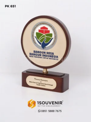 Plakat Kayu Bulat Bangun Desa Bangun Indonesia dari Menteri Desa dan Pembangunan Daerah Tertinggal RI