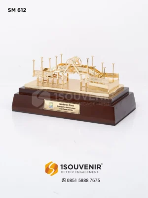 Miniatur Jembatan Cinta Kenang-kenangan...