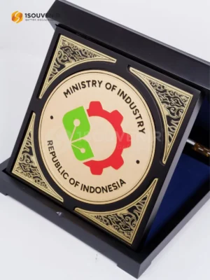 Plakat Kayu Kenang-kenangan dari Ministry of Industry...