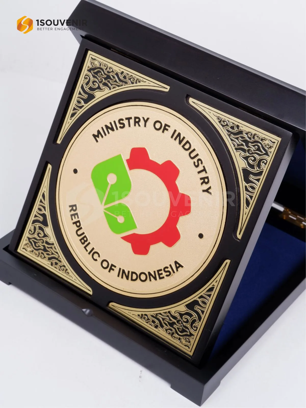 Plakat Kayu Kenang-kenangan dari Ministry of Industry Republic of Indonesia 2 DETAIL-PK672 Plakat Kayu Ministry of Industry