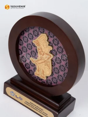 Plakat Kayu Bulat Wayang Cendera Mata DJP Kantor Wilayah...