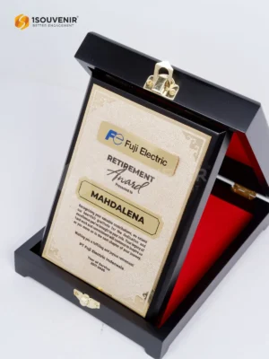 Plakat Kayu Penghargaan Purna Tugas dari PT Fuji Electric...