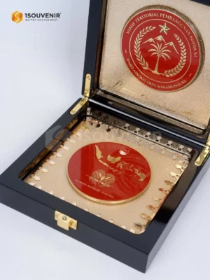 Plakat Kayu Cendera Mata Yonif Teritorial Pembangunan...