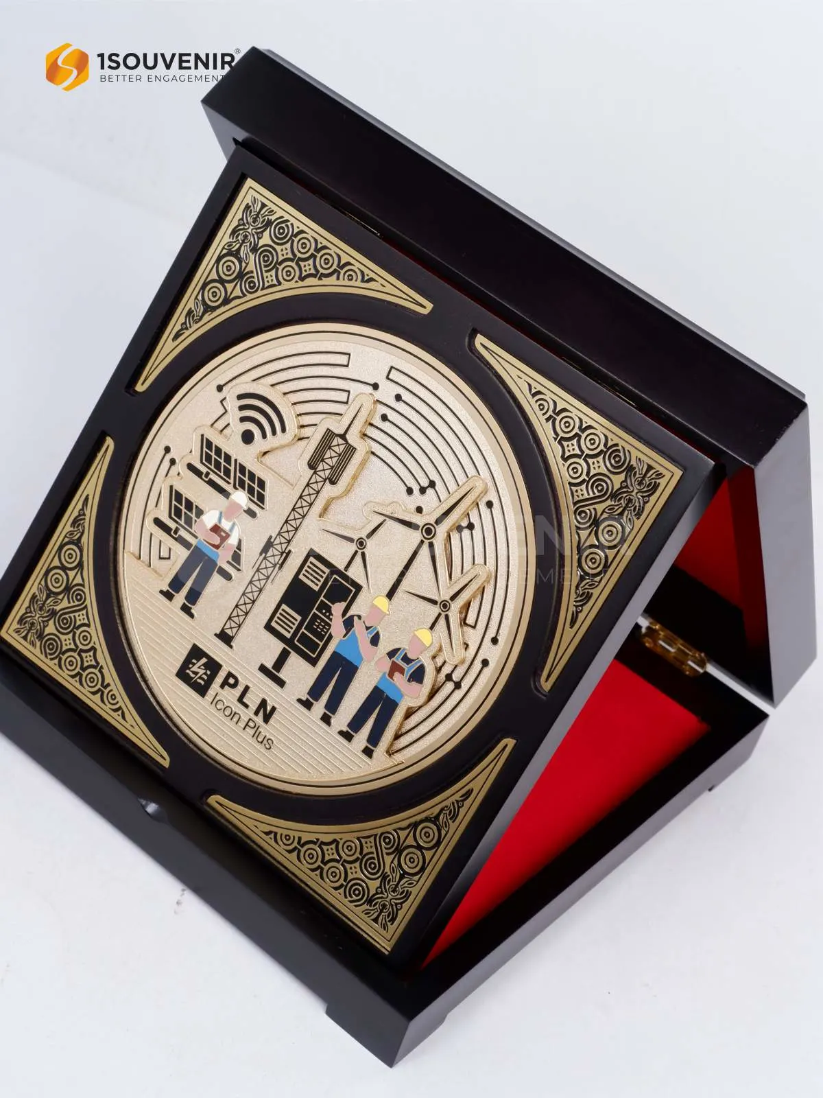 Plakat Kayu Cendera Mata dari PLN Icon Plus 2 DETAIL-PK682 Plakat Kayu PLN Icon Plus