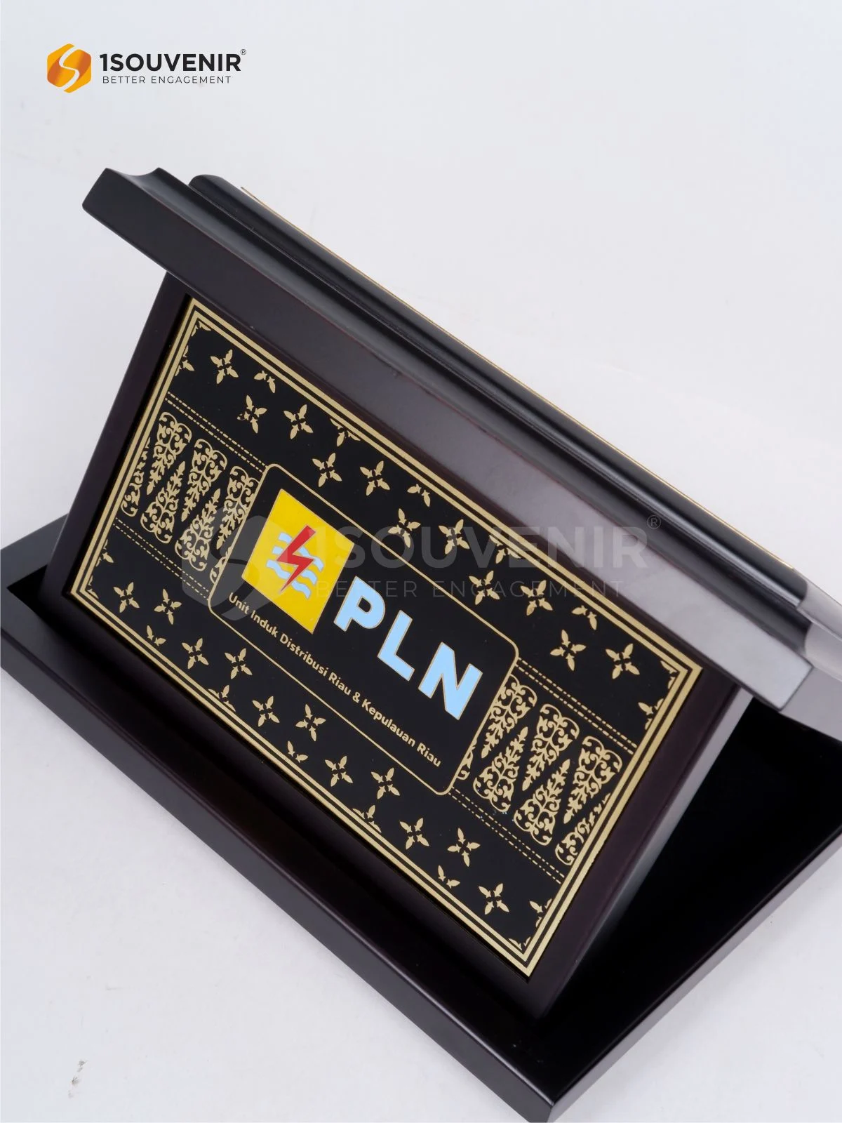Plakat Kayu Cendera Mata PLN Unit Induk Distribusi Riau dan Kepulauan Riau 2 DETAIL-PK686 Plakat Kayu PLN UID Riau