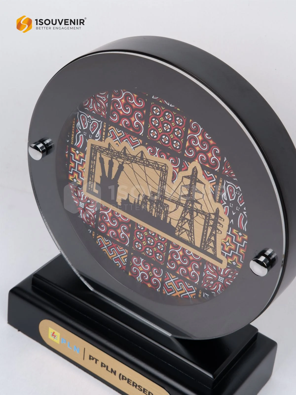 Plakat Kayu Cendera Mata dari PLN Unit Induk Distribusi Riau dan Kepulauan Riau 2 DETAIL-PK687 Plakat Kayu Bulat PT PLN (Persero)