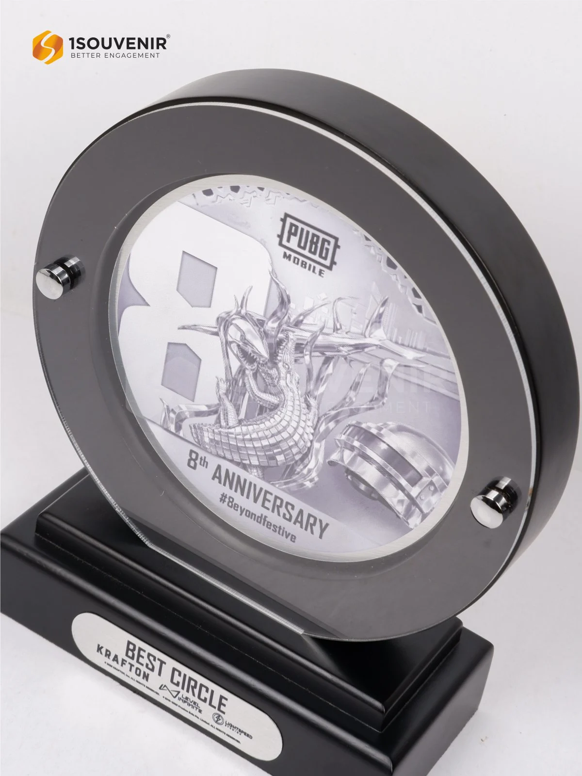 Plakat Kayu Bulat 8th Anniversary Krafton Beyond Festive Apresiasi Best Circle 2 DETAIL-PK690 Plakat Kayu Bulat Anniversary Krafton