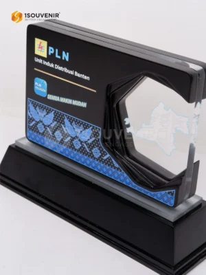 Plakat Kayu Akrilik Cendera Mata dari PLN...