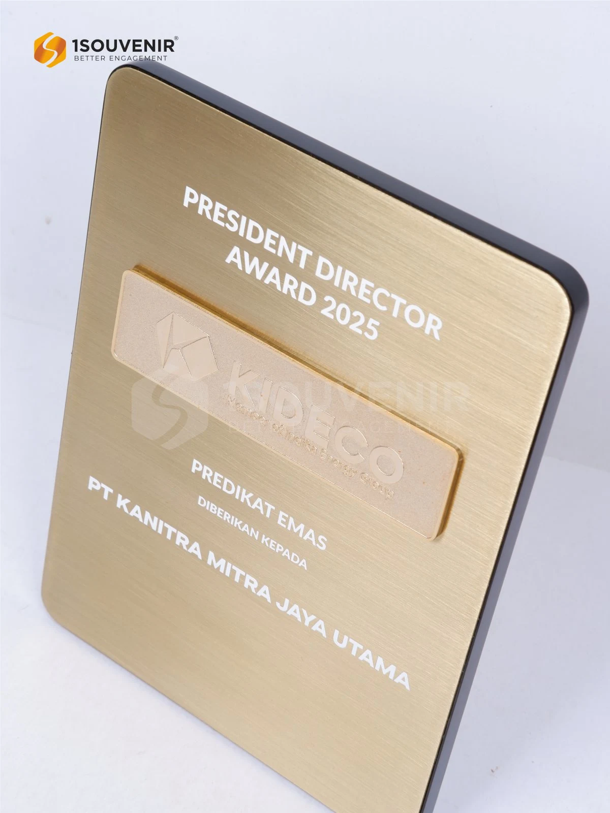 Plakat Logam President Director Award 2025 Penghargaan Predikat Emas untuk PT Kanitra Mitra Jaya Utama 2 DETAIL-PL388 Plakat Logam President Director Award
