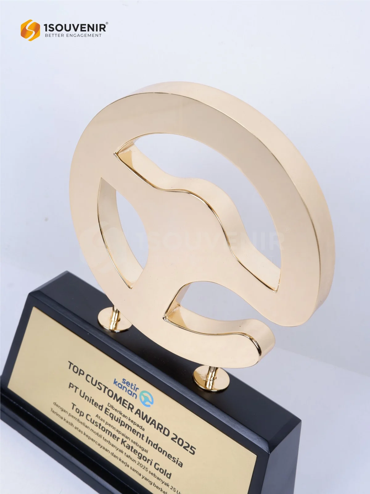 Plakat Logam Top Customer Award 2025 Kategori Gold dari Setir Kanan untuk PT United Equipment Indonesia 2 DETAIL-PL389 Plakat Logam Top Customer Award