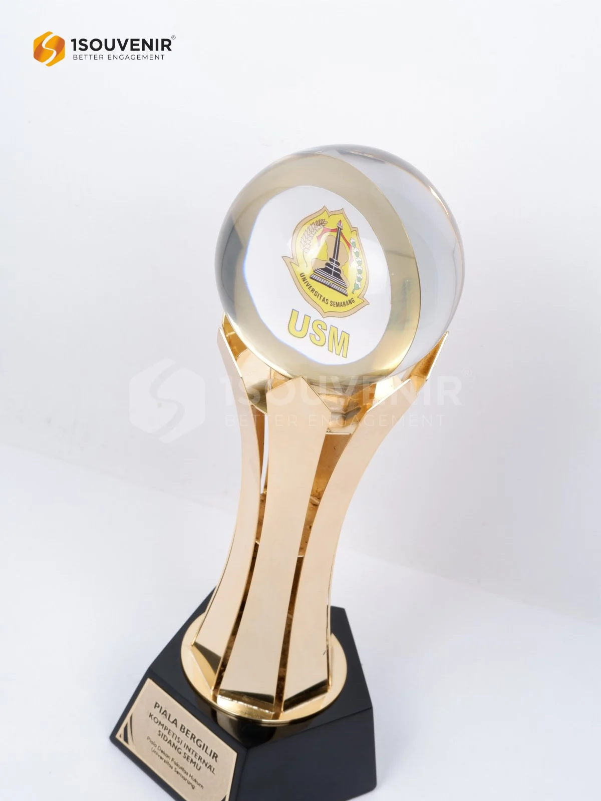 Piala Bergilir Penghargaan Kompetisi Internal Sidang Semu dari Fakultas Hukum Universitas Semarang 2 DETAIL-TB280 Piala Bergilir Kompetisi Internal Sidang Semu