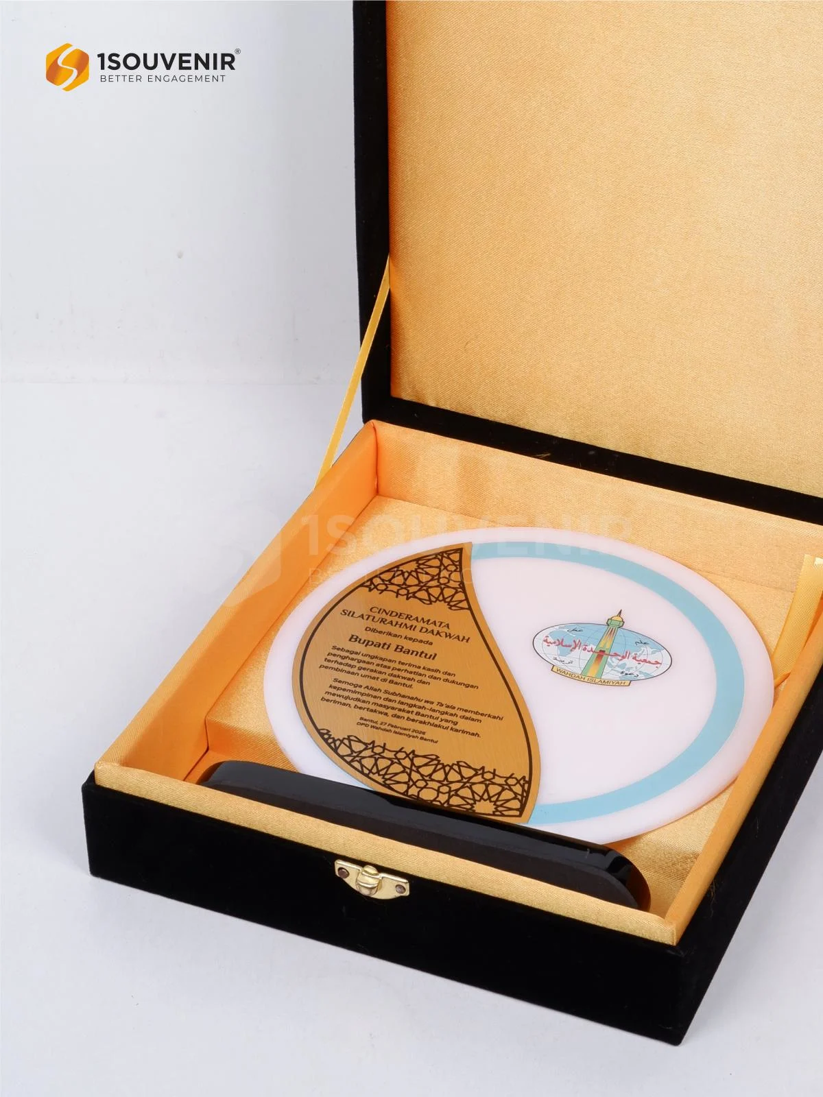 Plakat Akrilik Silaturahmi Dakwah Ucapan Terima Kasih dari DPD Wahdah Islamiyah Bantul untuk Bupati Bantul 3 DETAIL2-PA793 Plakat Akrilik Dakwah DPD Wahdah