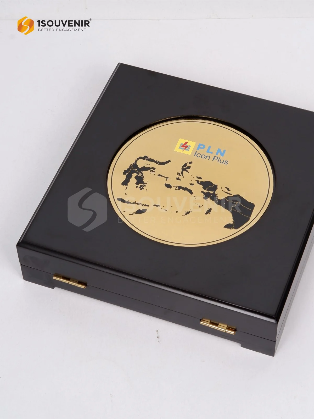 Plakat Kayu Cendera Mata dari PLN Icon Plus 3 DETAIL2-PK682 Plakat Kayu PLN Icon Plus