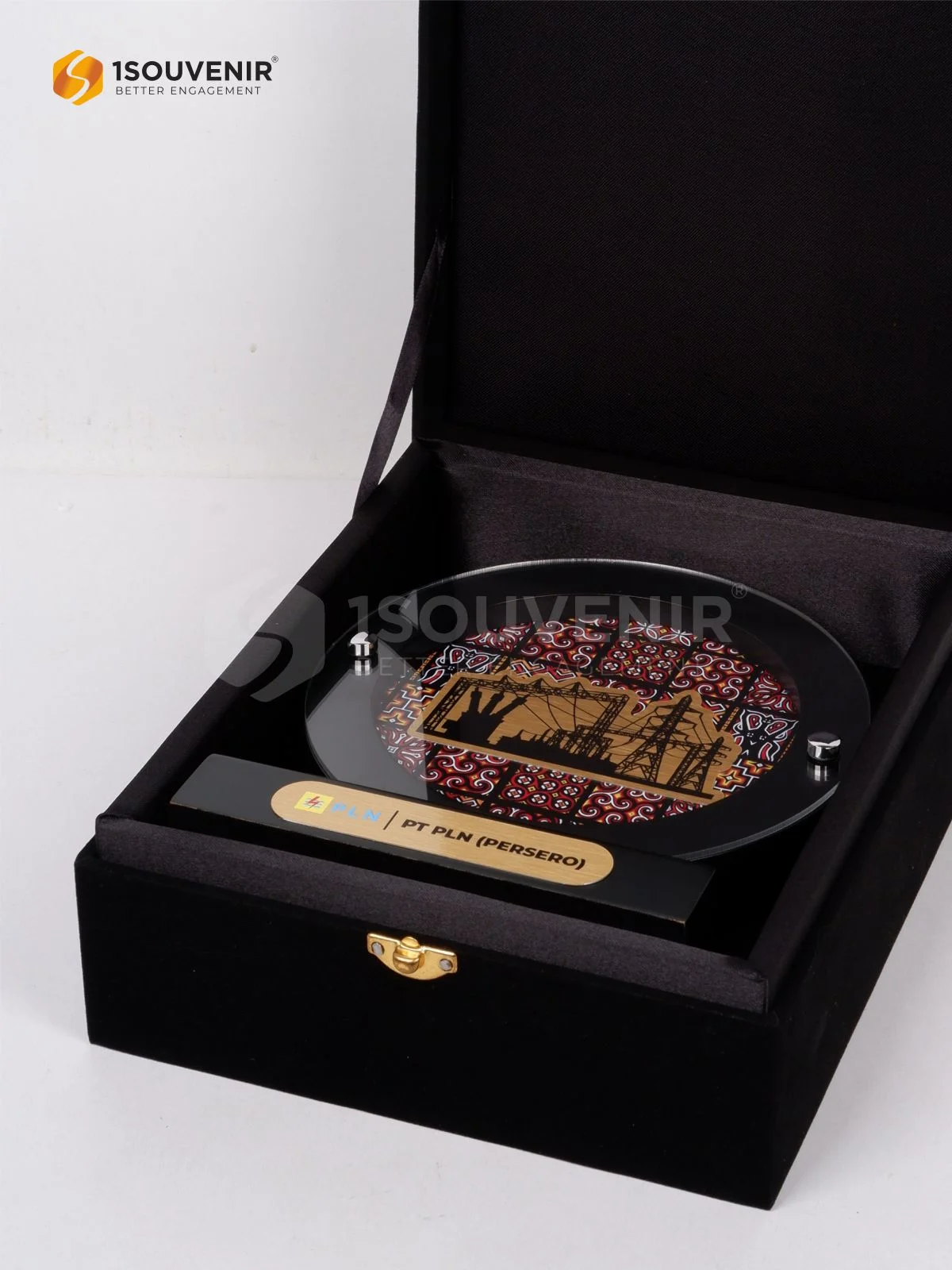 Plakat Kayu Cendera Mata dari PLN Unit Induk Distribusi Riau dan Kepulauan Riau 3 DETAIL2-PK687 Plakat Kayu Bulat PT PLN (Persero)