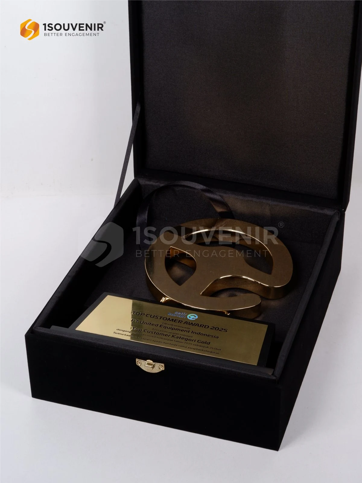 Plakat Logam Top Customer Award 2025 Kategori Gold dari Setir Kanan untuk PT United Equipment Indonesia 3 DETAIL2-PL389 Plakat Logam Top Customer Award