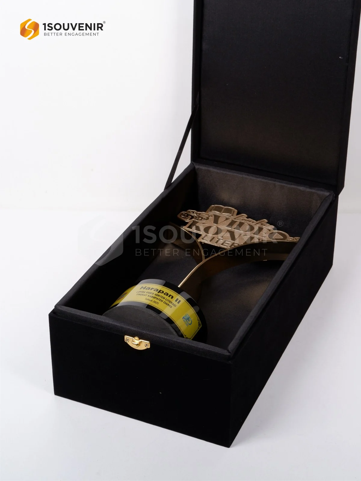 Piala Penghargaan Juara Harapan II Lomba Video Konten Literasi Tingkat Kabupaten Ciamis Tahun 2025 3 DETAIL2-PP360 Piala Penghargaan Lomba Video Konten