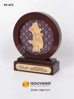 Plakat Kayu Bulat Wayang Cendera Mata DJP Kantor Wilayah...