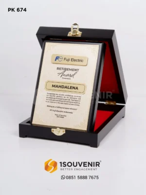 Plakat Kayu Penghargaan Purna Tugas dari PT Fuji Electric...