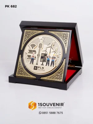 Plakat Kayu Cendera Mata dari PLN...