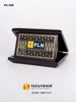 Plakat Kayu Cendera Mata PLN Unit...