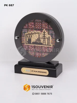 Plakat Kayu Cendera Mata dari PLN...