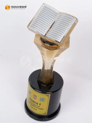 Piala Penghargaan Lomba Bertutur...