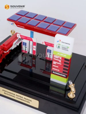 5 Souvenir Mewah yang Cocok untuk Perayaan Kenaikan Pangkat 18 Miniatur SPBU Cendera Mata PT Pertamina Patra Niaga Sumbagsel