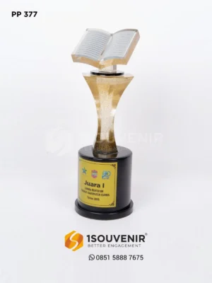 Piala Penghargaan Lomba Bertutur...