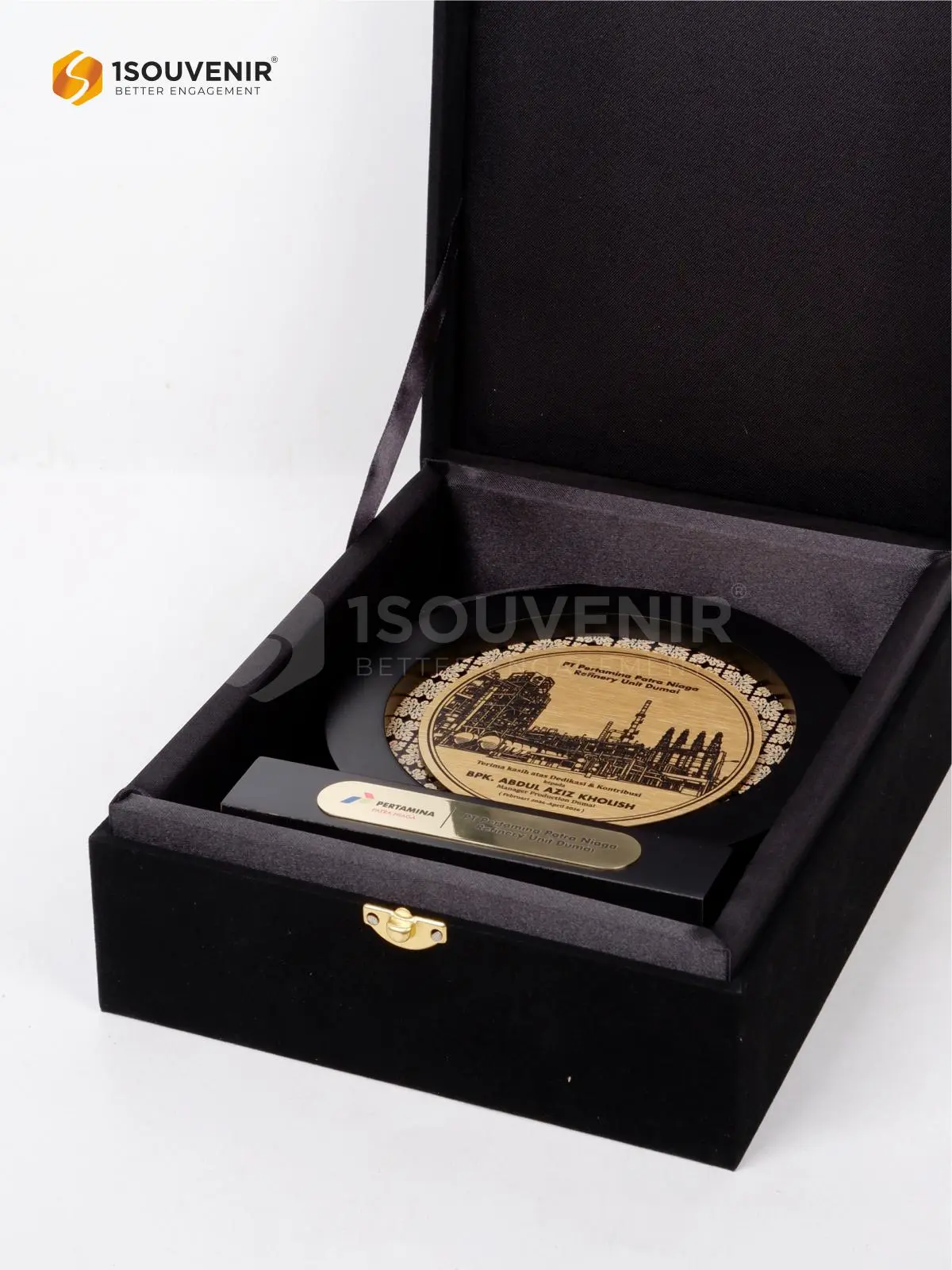 Plakat Kayu Bulat PT Pertamina Patra Niaga Refinery Unit Dumai 3 DETAIL2-PK772 Plakat Kayu Bulat Refinery Unit Dumai