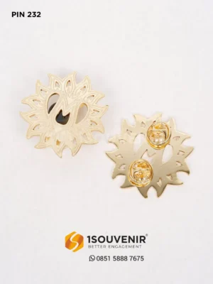 Pin Logam Logo M