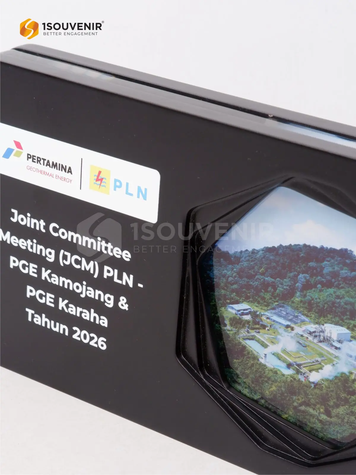 Plakat Kayu Akrilik Joint Committe Meeting PLN–PGE Kamojang & PGE Karaha Tahun 2026 2 DETAIL-PAK386 Plakat Kayu Akrilik Joint Committe Meeting