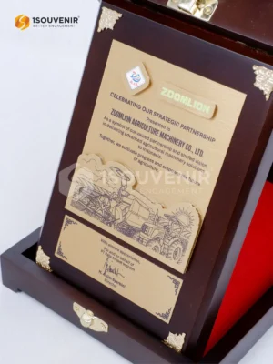 Plakat Kayu Strategic Partnership Zoomlion...