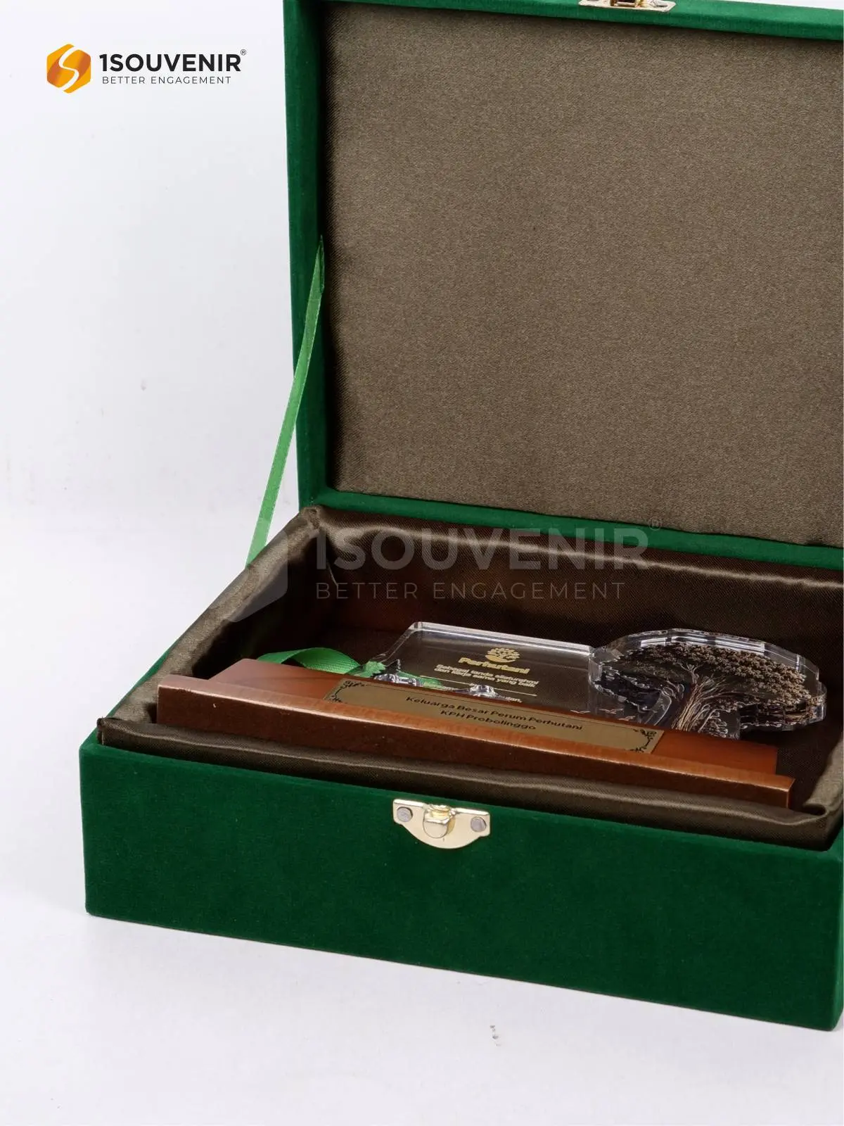 Plakat Akrilik Keluarga Besar Perum Perhutani KPH Probolinggo 3 DETAIL2-PA888 Plakat Akrilik Perhutani KPH Probolinggo