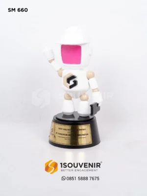 Miniatur Best Collaboration Award untuk PT Tokoton Meiwa Indonesia